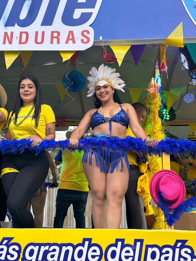 Las carrozas están decoradas con flores, luces, figuras y otros elementos creativos que complementan la danza de las bailarinas.