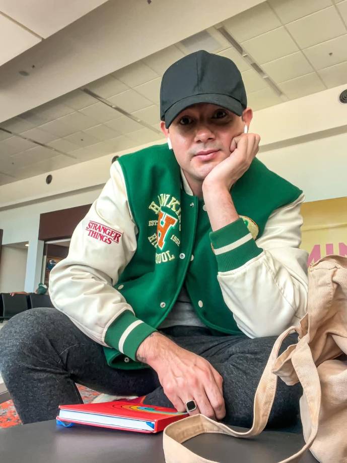 Antes fue presentador de televisión, trabajo que le “dolió” dejar porque le encanta el medio, pero su faceta empresarial con su tienda El closet de Facu está en auge y eso también es gracias a su enfoque completo en su negocio. 