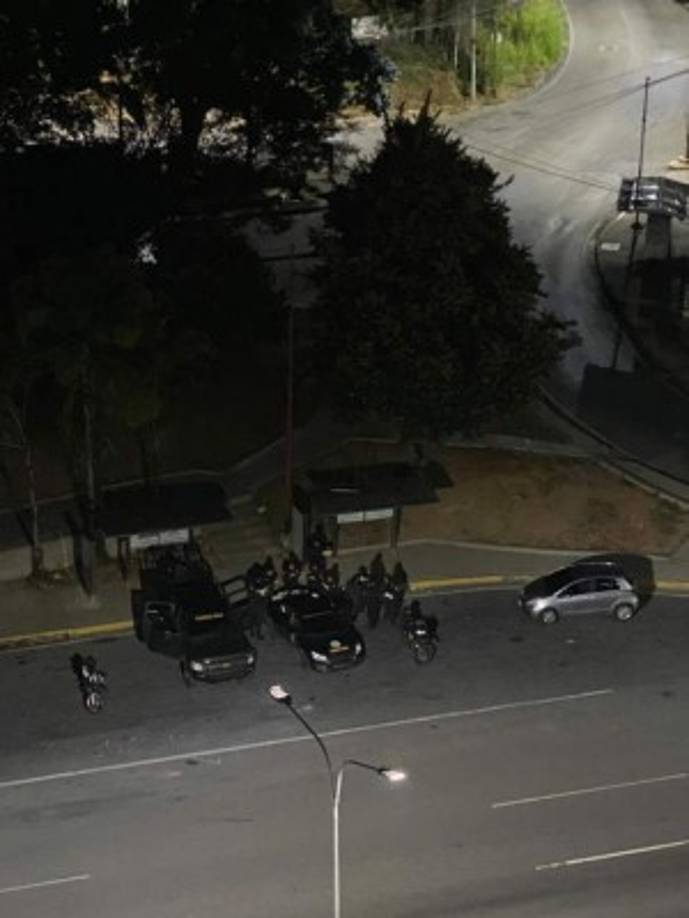 'Este es el método de la dictadura y por el cuál están señalados por delitos de lesa humanidad. Hemos enfrentado estos obstáculos y seguimos adelante. Mientras la dictadura intenta generar terror y militariza el parlamento, estaremos instalando el nuevo periodo de la legitima AN', indicó Guaidó en Twitter al denunciar el acoso de las fuerzas de seguridad.