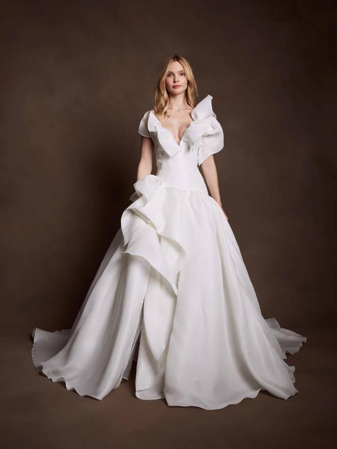 Este estilo fue un sello en las pasarelas de Marchesa, donde las modelos lucieron labios suaves en armonía con el maquillaje ligero y etéreo del resto del rostro. Jenny Packham también optó por labios en tonos neutros, resaltando la naturalidad con un toque de brillo sutil para un aspecto jugoso y saludable. 