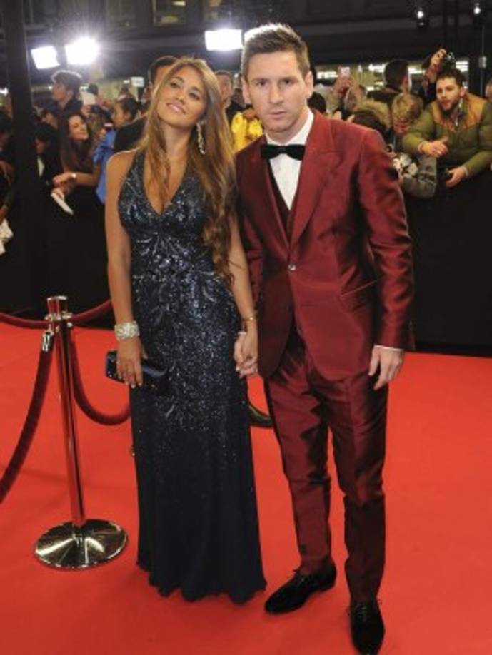 La alfombra roja de la gala del Balón de Oro de Zurich. Antonella deslumbró con el profundo escote de su elegante vestido negro de la firma Rosa Clará y Messi con un inconfundible traje Dolce & Gabbana. Foto Infobae<br/><br/>