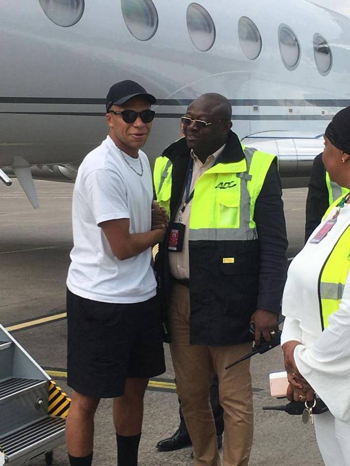 El atacante del París Saint-Germain y de la selección francesa visita por primera vez Camerún, el país de su padre.