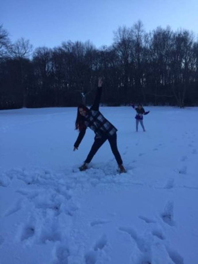 Yadira Dubón en New Haven, Connecticut. 'Jugando con mi hija pero hace frío', relata.