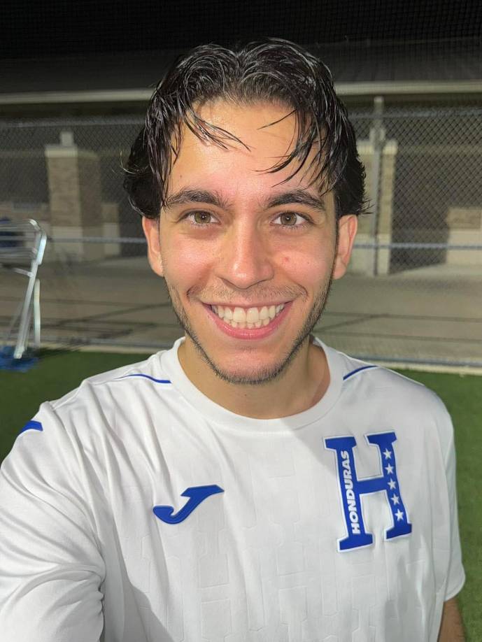 ”Ya lo tengo decidido, voy a pedir asilo en México para seguir haciendo mis batallitas en Tiktok, e incluso ya hablé con la presidenta Claudia Sheinbaum que dijo que seré bien recibido y que ella me dará un leoncito y hasta dos para darme la bienvenida”, continuó.