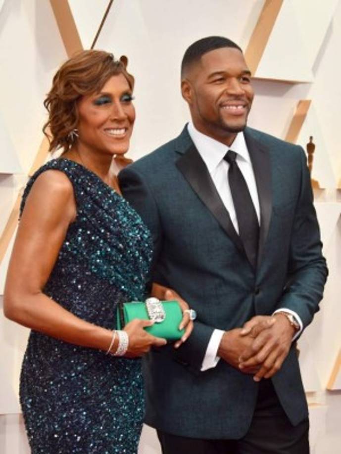 La conductora de televisión Robin Roberts y Michael Strahan lucieron muy elegantes en su llegada a la alfombra roja de los Óscar 2020.