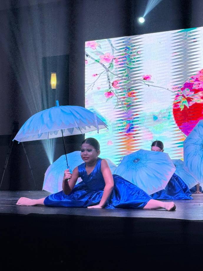 Uno de los momentos emocionantes de la noche fue el ensamble musical, donde participaron estudiantes desde sexto hasta undécimo grado, producto de un arduo trabajo que se desarrolla en la institución.