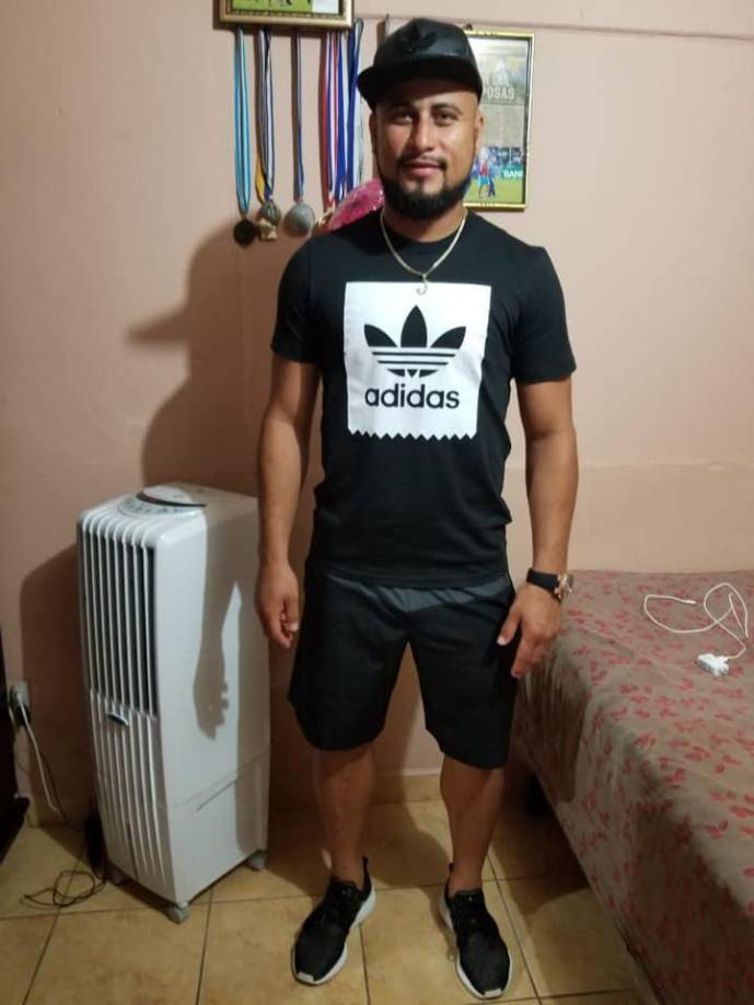 Jonathan Posas jugó en la Liga Nacional en clubes como Parrillas One y Deportes Savio. Además, tenía varios taxis y un camiones trabajando en San Pedro Sula, pero le solicitaron ‘renta’ (extorsión), al inició no creyó y como hizo caso omiso le llegó una amenaza. Abandonó su casa y se marchó a Estados Unidos.