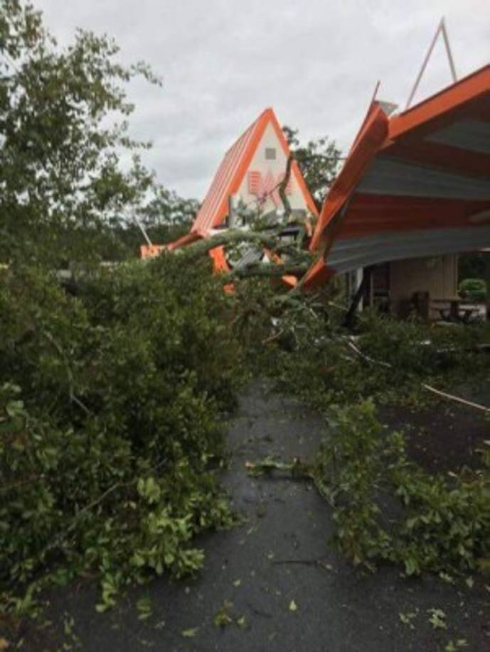 Las autoridades de varios condados de Florida emitieron órdenes de evacuación para los residentes de la costa y zonas bajas.