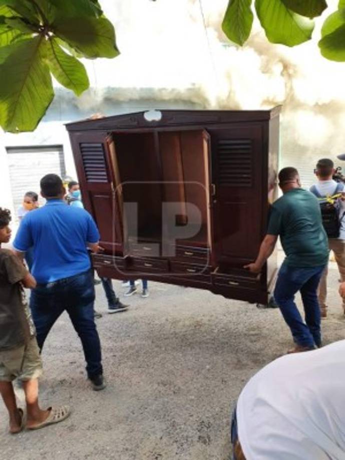 Muebles de madera, camas, cortinas, juegos de sala y más se encontraban dentro de este comercio.