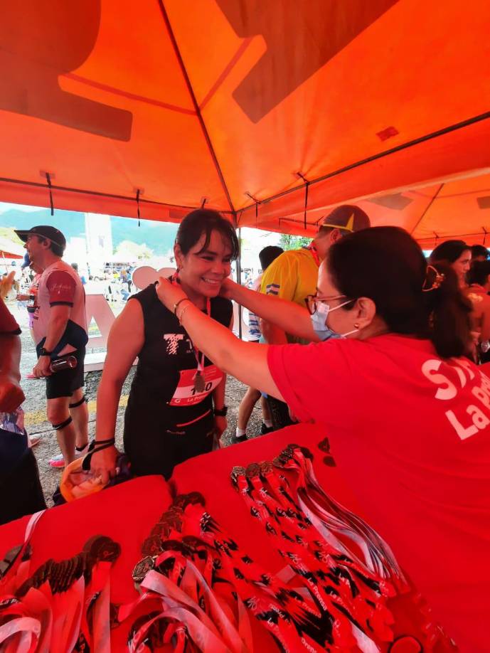 Zayra Caballero, del staff de diario LA PRENSA entregó las medallas a los corredores. 