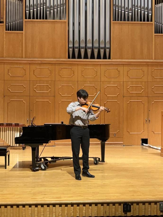 En entrevista con LA PRENSA, el joven de 20 años explicó que cada otoño, los estudiantes rinden su examen final, con el que, además de buscar una nota aprobatoria, compiten por el primer lugar en la categoría de su instrumento, obteniendo como premio una beca y la oportunidad de tocar en el McCutcheon Honors Recital.