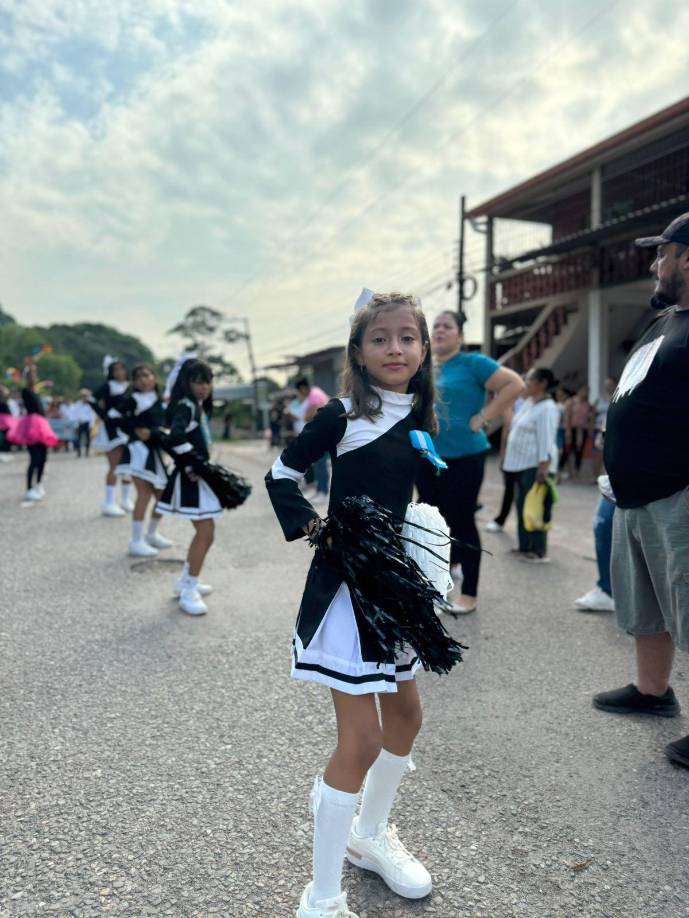 Una pequeña estudiante deslumbró con su habilidad para el baile y su inteligencia, ganándose los aplausos de todos al celebrar la independencia.