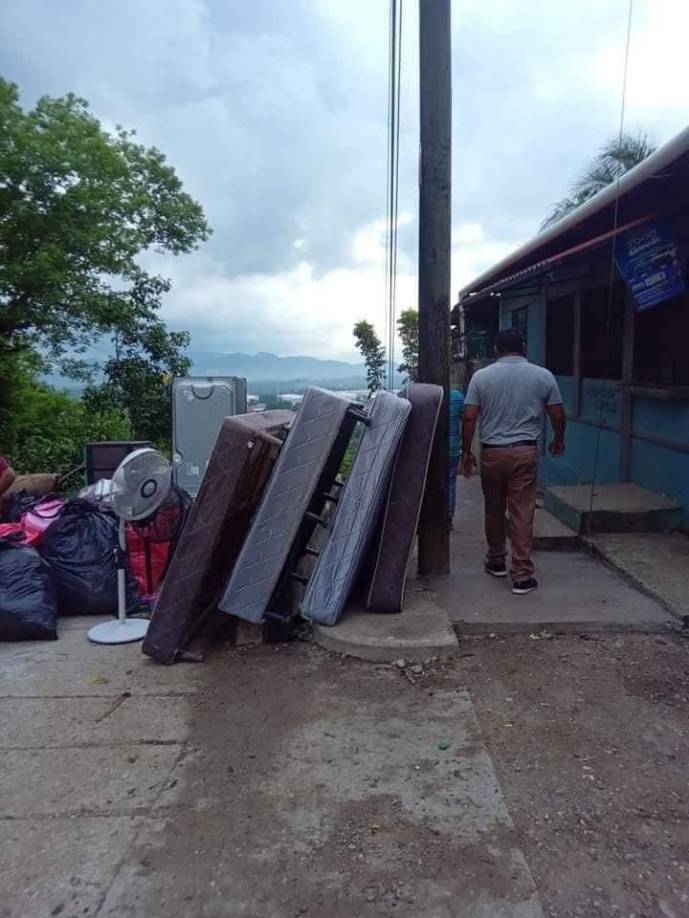 Durante la evacuación, varias familias pidieron ayuda a las autoridades gubernamentales para que les apoye en estos momentos de crisis.
