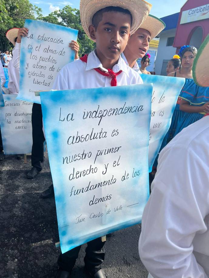Fueron los educandos del Centro de Educación Básica Eusebio Fiallos, del sector Lomas del Carmen quienes dedicaron lindos mensajes en festejo de la Independencia de Honduras.