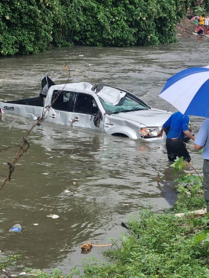 “La tormenta tropical Pilar se aleja y ya no afecta al país; el frente frío se ubica al norte de Honduras y deja lluvias, mientras tanto el sistema de baja presión se encuentra cerca de Jamaica, con dirección a Centroamérica”, agregó Copeco. 