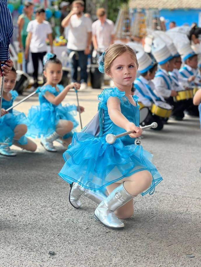 Para la pequeña Alanita, este es su primer desfile de independencia en su ciudad natal, y lo vivió con una emoción contagiosa.