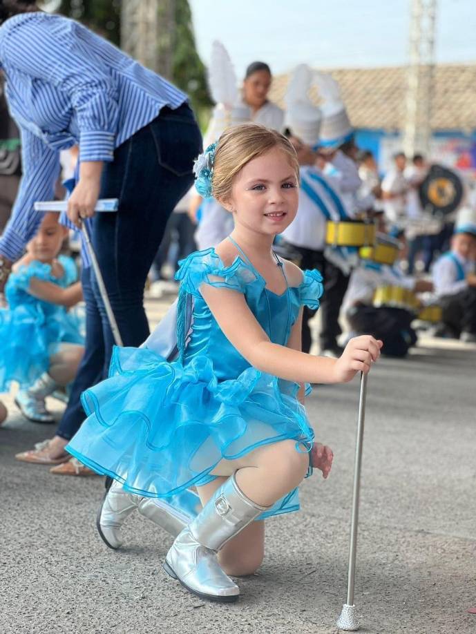 Este viernes, la hermosa estrella desfiló con una alegría que iluminó el evento, ganándose el cariño de todos los presentes.