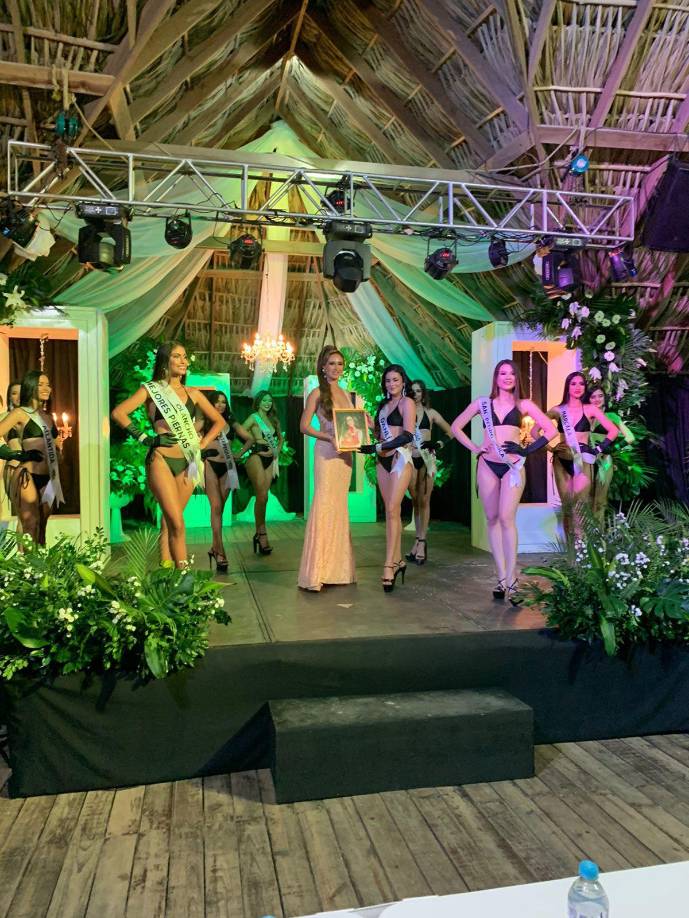 Yelsin Almendarez, de Danlí, gano el título de Señorita Fotogénica.