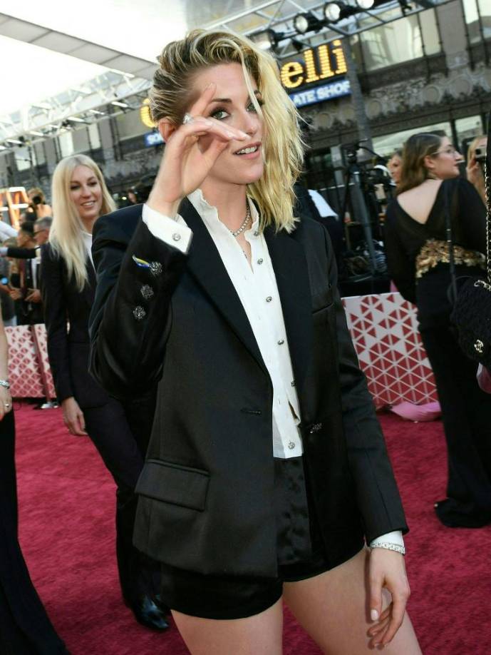 La actriz lució un look desenfadado, pero que no es propio de la alfombra roja de los Premios Óscar, una ceremonia caracterizada por su glamour. 