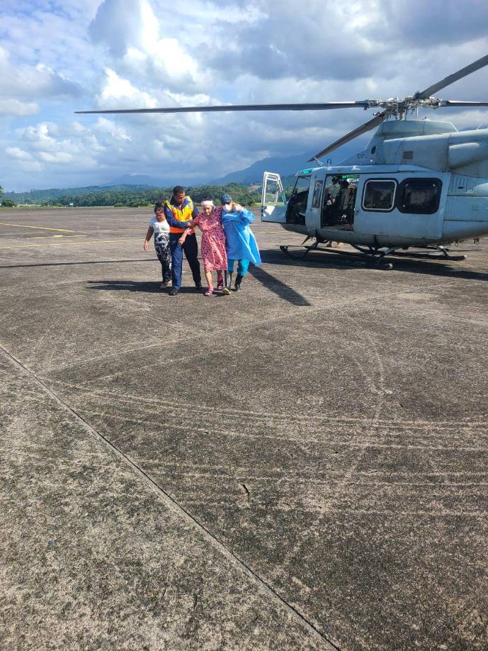 Los helicópteros de la Fuerza Aérea han estado activos en el traslado de enfermos y ayuda humanitaria a los afectados por las lluvias de la Cuenca. 