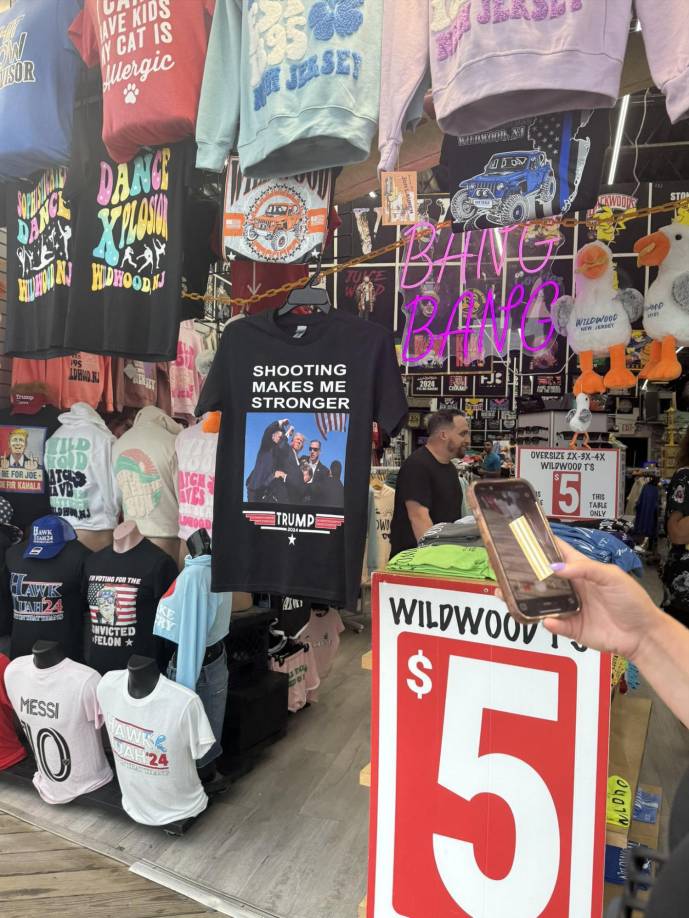 Asimismo, una de las frases más recurrentes impresas en las playeras es ‘’A prueba de balas’’, lo cual simboliza que Donald Trump sobrevivió al ataque. Estas playeras ya han llegado a las calles de Estados Unidos y otros países.