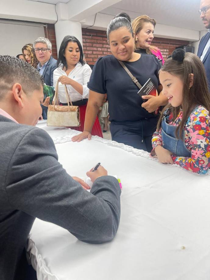Dentro del ciclo de presentaciones de la obra, el autor también realizó una firma de libros 