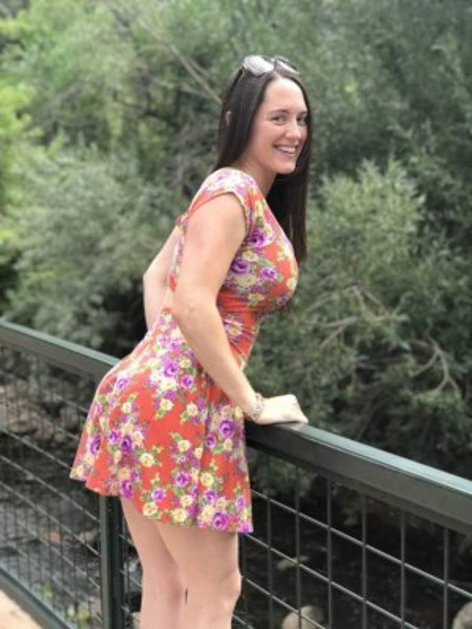 Kessinger y Watts se conocieron en el trabajo. Ambos laboraban en el departamento de medio ambiente de la Anadarko Petroleum Corporation. La joven de 28 años reveló que Watts entró en su oficina para presentarse y que le pareció un hombre atractivo, agregó que el no portaba su anillo de bodas por lo que asumió que era soltero.