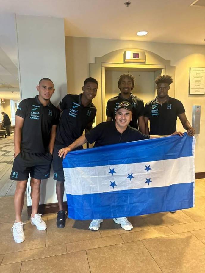 Aficionado hondureño pudo tomarse algunas fotografías con los futbolistas de la Selección en el hotel donde estaban concentrados.