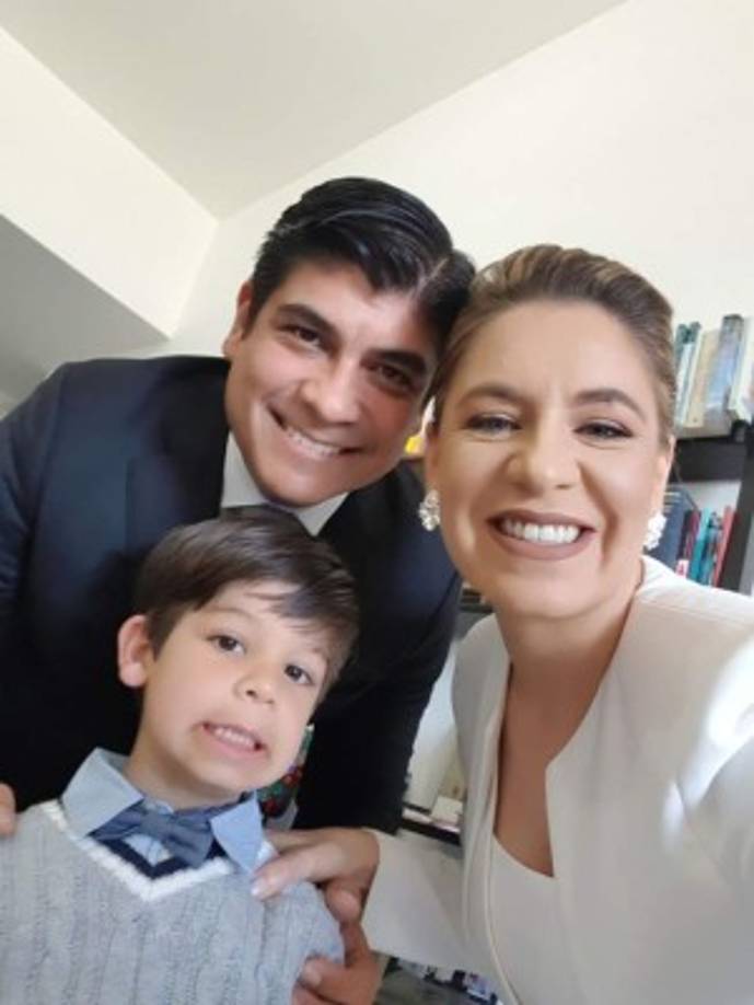 Alvarado y su familia posaron para una selfie antes de trasladarse a la Plaza de la Democracia, donde la pareja llegó en un autobú impulsado por hidrógeno.