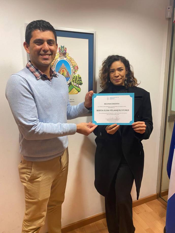 La fisiculturista hondureña fue galardonada con un reconocimiento por parte del consulado catracho en Barcelona, España.