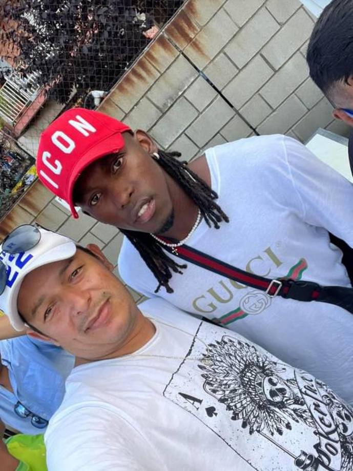 Pese al mal momento vivido por el robo de sus pertenencias, Alberth Elis se mostró muy ameno con los compatriotas.