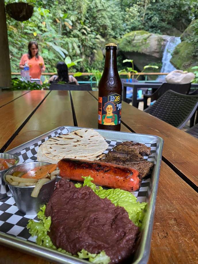 Aquí puede disfrutar deliciosos platillos típicos y bebidas.