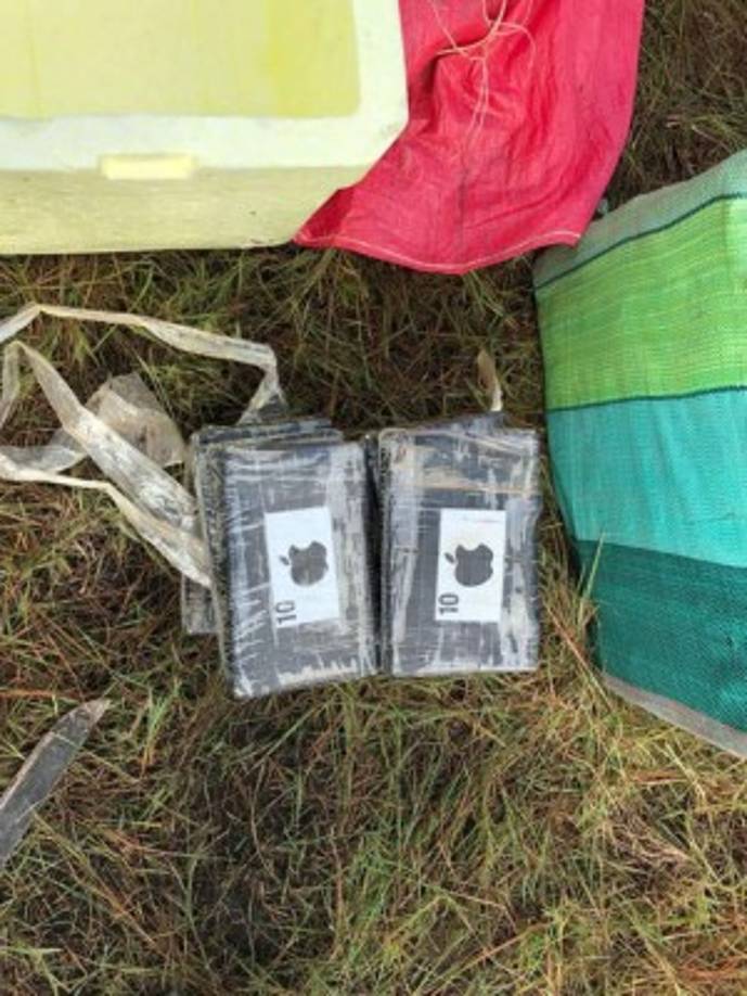 La droga estaba en dos fardos con cinta adhesiva.