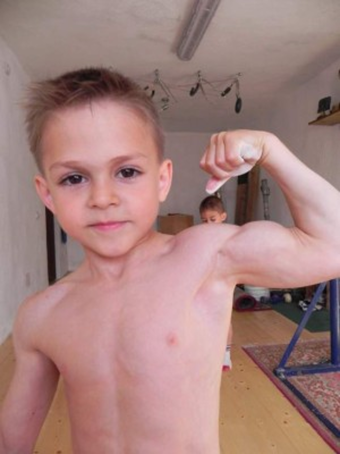 Los entrenamientos son supervisados por sus padres, su apariencia ha alertado a algunos de sus seguidores.