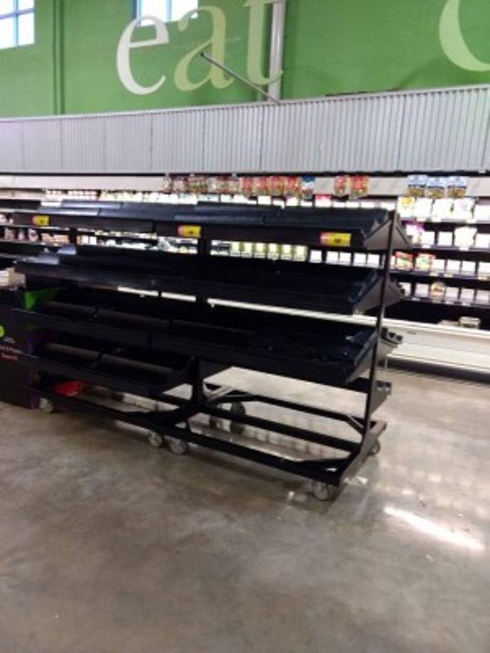 'Las tiendas no tienen nada, ni agua ni comida' comentó Kenia Ortiz que además compartió la imagen de este desolado establecimiento de alimentos.