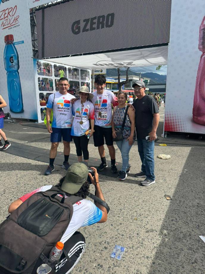 Justo en meta, esta familia es retratada por Héctor Edú, uno de los reporteros gráficos de Diario La Prensa.