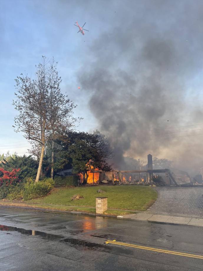 “Este es un incendio peligroso que se está propagando rápidamente y amenazando vidas. Se han movilizado recursos estatales para proteger a las comunidades”, añadió el escrito.