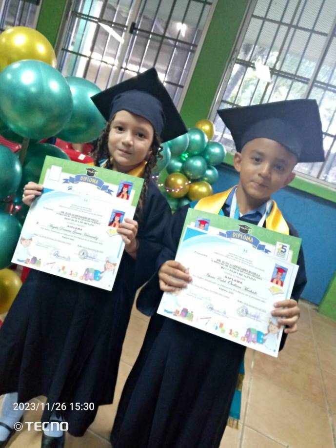 Los alumnos Ángeles Damaris García Hernández e Isham Caleb Orellana Machado posan junto a sus diplomas.