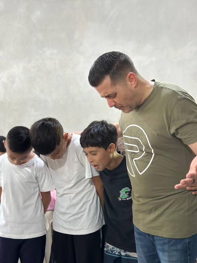 Ayer se celebró el Día del Niño en Honduras y el evangelista puertorriqueño Roberto Lugo, líder del Ministerio Rescate 3:16, organizó una celebración especial para celebrar este día especial a los pequeños en el comedor infantil de Choloma. Este evento, lleno de alegría y espiritualidad, fue una oportunidad para que los pequeños disfrutaran de una jornada repleta de actividades.
