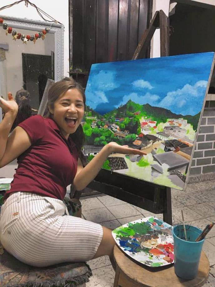 Alejandra Cabrera - Pintora joven, oriunda de Vallecillo, municipio de Francisco Morazán, que ha participado en eventos nacionales e internacionales de muralismo. Fue parte del Encuentro Internacional de Muralismo 2021 en Colombia, también fue parte del II Encuentro Muralista de los Pueblos del Mundo en Honduras, realizado en La Arada, Santa Bárbara. Se graduó de la Escuela de Bellas Artes de Tegucigalpa. De igual forma, realiza murales por doquier, plasmando así sus trazos artísticos en paredes que se iluminan con sus obras. 