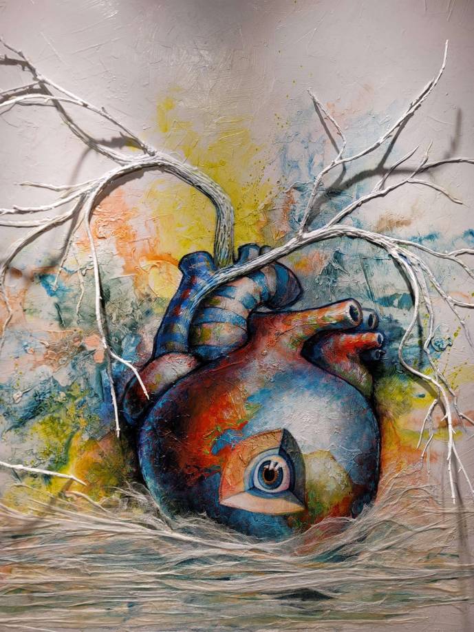 Las obras de Mayra se caracterizan por sus colores intensos, los pequeños detalles y sus contundentes mensajes. 