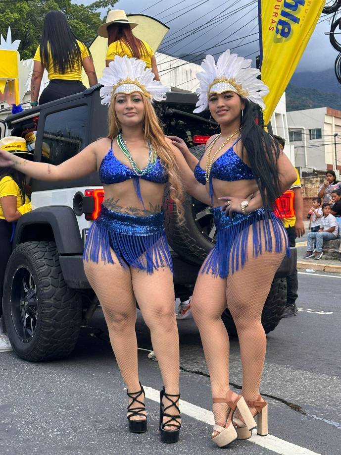Las bellezas que adornan las carrozas y el ambiente que se vive en la Feria Juniana
