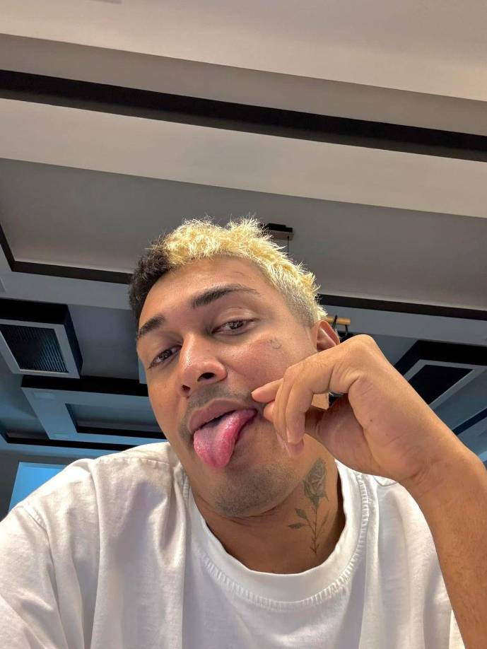 ”Tal vez Dios dice que no quiere que vaya a Estados Unidos todavía, porque me tiene como el príncipe de Honduras”, destacó el creador de contenido.