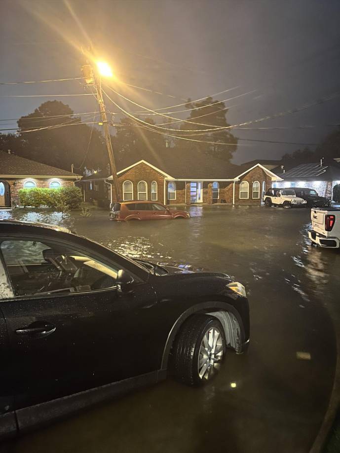 Poco después de que tocara tierra, Francine descargó lluvias torrenciales sobre Nueva Orleans e hizo subir el nivel de las aguas de ríos y lagos en comunidades costeras, aumentando el riesgo de inundaciones, según mostraron televisiones locales.