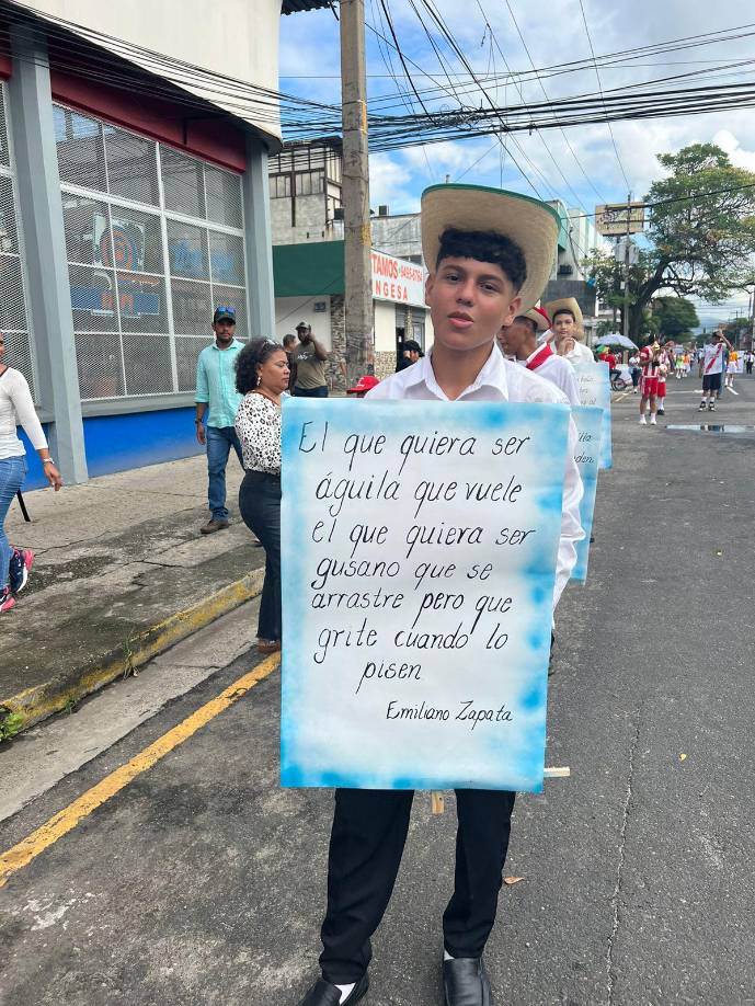 Otros de los mensajes que engalanaron el desfile fue “ El que quiera ser águila que vuele, el que quiera ser gusano que se arrastre, pero que grite cuando lo pisen”.