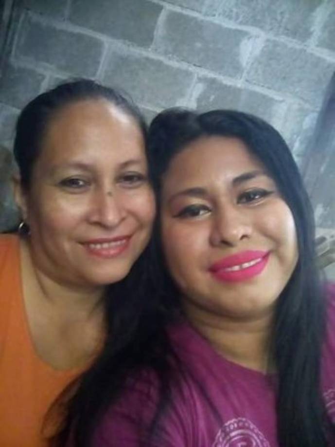 Inyo Zava: Mi mejor amiga mi confidente la que agarra mi mano en los peores momentos de mi vida y dice que todo estará bien la que me abraza cuando me siento mal sentimental y sin saber lo resuelve es mi mamita bella la amo doña Reyna Vasquez.