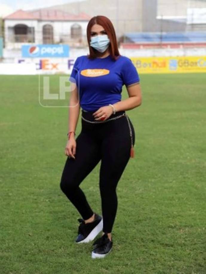 Otra guapa edecán que adornó el estadio Excélsior.