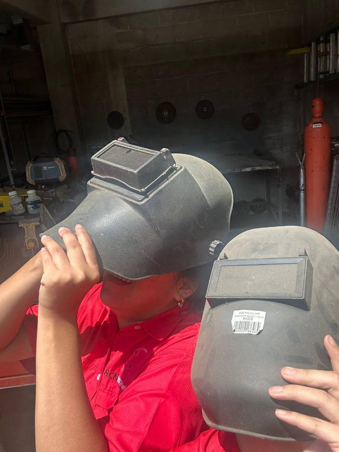 Las mascarillas de soldador infaltables.