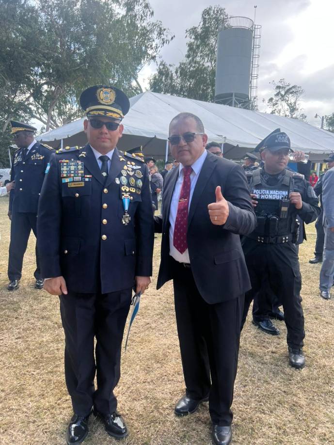 El ministro de Seguridad, Gustavo Sánchez, estuvo presente en la condecoración del comisario Cristian Nolasco. 