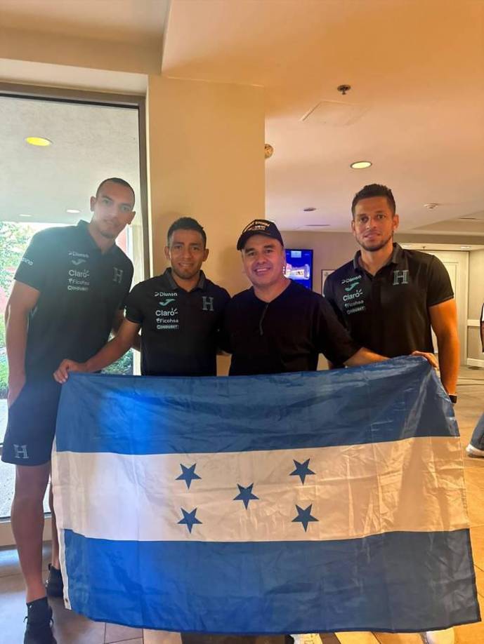 Con la bandera de Honduras, así posó el hincha catracho junto a los jugadores de la Bicolor.